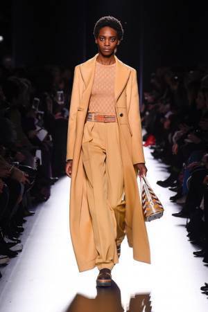 エルメス、画家キルヒナーの色彩に色づくメゾンのヘリテージ【2017-18秋冬ウィメンズ】