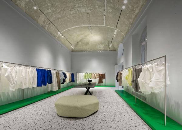 イッセイ ミヤケがイタリアに初の旗艦店をオープン。ショップデザインは吉岡徳仁
