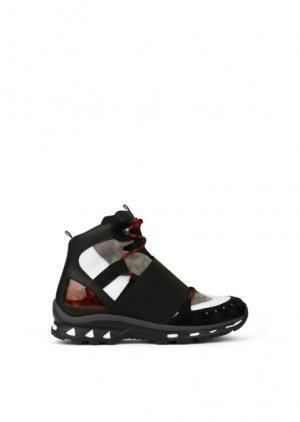 ジバンシィ、トレッキングシューズから着想を得た新作スニーカー「トレイナー」が登場