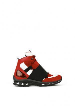 ジバンシィ、トレッキングシューズから着想を得た新作スニーカー「トレイナー」が登場