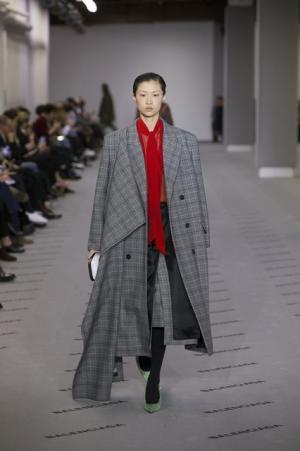 ブランド設立100周年のバレンシアガ、過去のアーカイブから新しいエレガンスを構築【2017-18秋冬ウィメンズ】