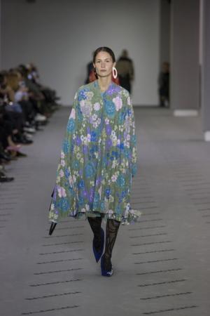 ブランド設立100周年のバレンシアガ、過去のアーカイブから新しいエレガンスを構築【2017-18秋冬ウィメンズ】