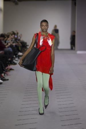 ブランド設立100周年のバレンシアガ、過去のアーカイブから新しいエレガンスを構築【2017-18秋冬ウィメンズ】