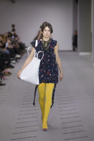 ブランド設立100周年のバレンシアガ、過去のアーカイブから新しいエレガンスを構築【2017-18秋冬ウィメンズ】