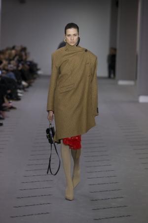 ブランド設立100周年のバレンシアガ、過去のアーカイブから新しいエレガンスを構築【2017-18秋冬ウィメンズ】