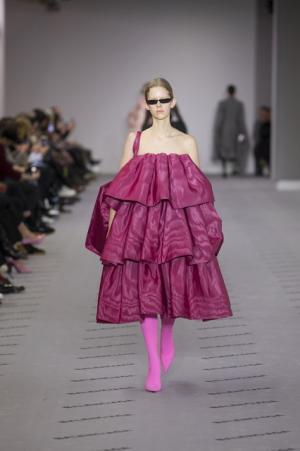 ブランド設立100周年のバレンシアガ、過去のアーカイブから新しいエレガンスを構築【2017-18秋冬ウィメンズ】