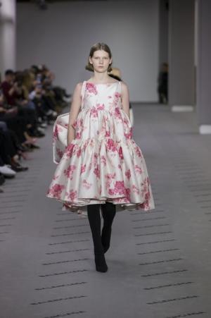 ブランド設立100周年のバレンシアガ、過去のアーカイブから新しいエレガンスを構築【2017-18秋冬ウィメンズ】