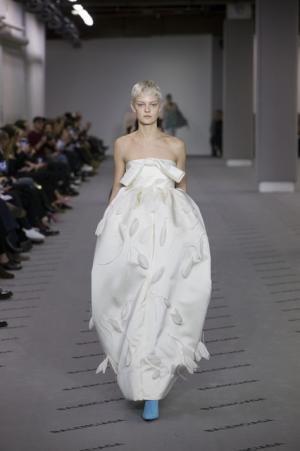 ブランド設立100周年のバレンシアガ、過去のアーカイブから新しいエレガンスを構築【2017-18秋冬ウィメンズ】