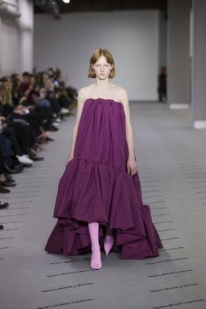 ブランド設立100周年のバレンシアガ、過去のアーカイブから新しいエレガンスを構築【2017-18秋冬ウィメンズ】