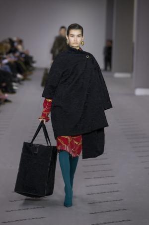 ブランド設立100周年のバレンシアガ、過去のアーカイブから新しいエレガンスを構築【2017-18秋冬ウィメンズ】