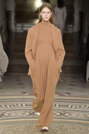 ステラ マッカートニー、シグネチャークラシックを探求する旅路へ【2017-18秋冬ウィメンズ】