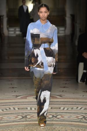 ステラ マッカートニー、シグネチャークラシックを探求する旅路へ【2017-18秋冬ウィメンズ】