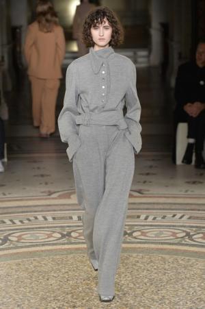 ステラ マッカートニー、シグネチャークラシックを探求する旅路へ【2017-18秋冬ウィメンズ】