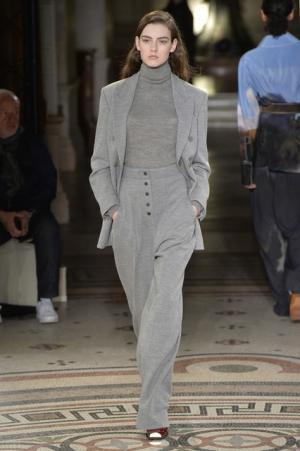 ステラ マッカートニー、シグネチャークラシックを探求する旅路へ【2017-18秋冬ウィメンズ】