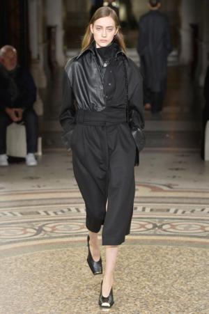 ステラ マッカートニー、シグネチャークラシックを探求する旅路へ【2017-18秋冬ウィメンズ】