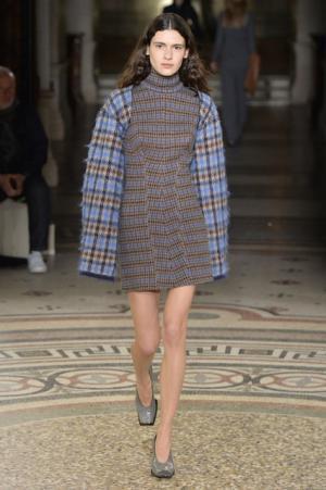 ステラ マッカートニー、シグネチャークラシックを探求する旅路へ【2017-18秋冬ウィメンズ】