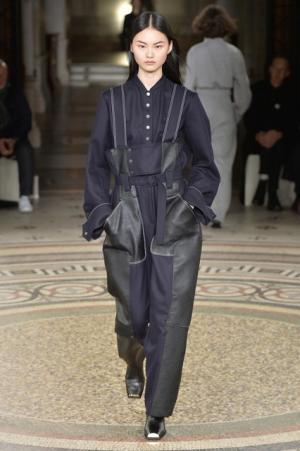 ステラ マッカートニー、シグネチャークラシックを探求する旅路へ【2017-18秋冬ウィメンズ】