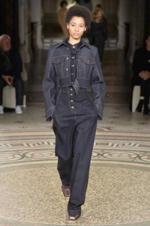 ステラ マッカートニー、シグネチャークラシックを探求する旅路へ【2017-18秋冬ウィメンズ】