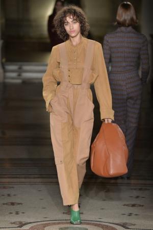 ステラ マッカートニー、シグネチャークラシックを探求する旅路へ【2017-18秋冬ウィメンズ】