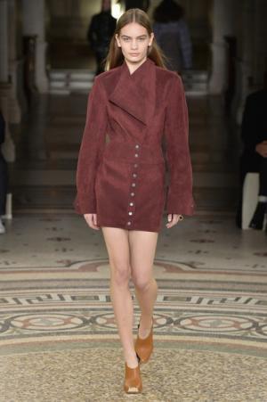 ステラ マッカートニー、シグネチャークラシックを探求する旅路へ【2017-18秋冬ウィメンズ】