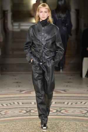 ステラ マッカートニー、シグネチャークラシックを探求する旅路へ【2017-18秋冬ウィメンズ】