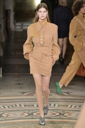 ステラ マッカートニー、シグネチャークラシックを探求する旅路へ【2017-18秋冬ウィメンズ】