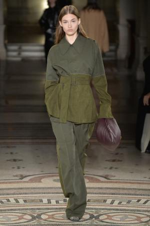 ステラ マッカートニー、シグネチャークラシックを探求する旅路へ【2017-18秋冬ウィメンズ】