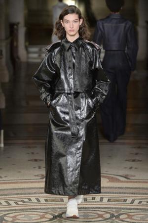 ステラ マッカートニー、シグネチャークラシックを探求する旅路へ【2017-18秋冬ウィメンズ】