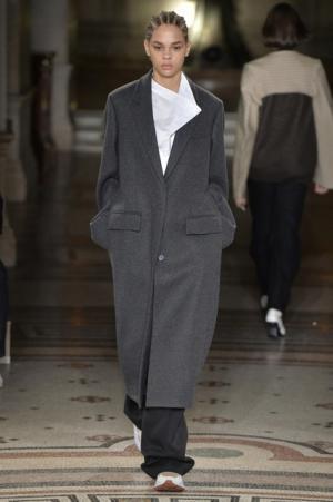 ステラ マッカートニー、シグネチャークラシックを探求する旅路へ【2017-18秋冬ウィメンズ】