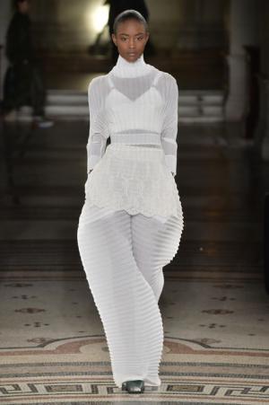 ステラ マッカートニー、シグネチャークラシックを探求する旅路へ【2017-18秋冬ウィメンズ】