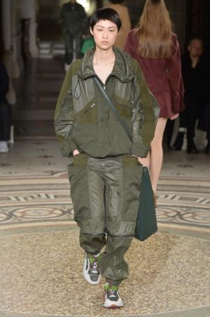 ステラ マッカートニー、シグネチャークラシックを探求する旅路へ【2017-18秋冬ウィメンズ】