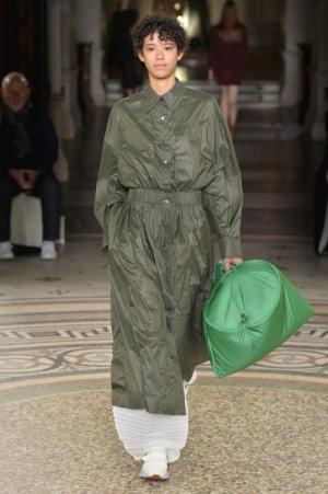 ステラ マッカートニー、シグネチャークラシックを探求する旅路へ【2017-18秋冬ウィメンズ】