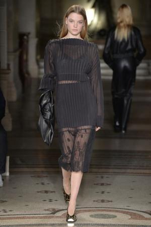 ステラ マッカートニー、シグネチャークラシックを探求する旅路へ【2017-18秋冬ウィメンズ】