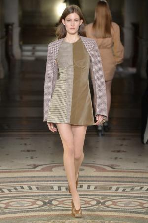 ステラ マッカートニー、シグネチャークラシックを探求する旅路へ【2017-18秋冬ウィメンズ】