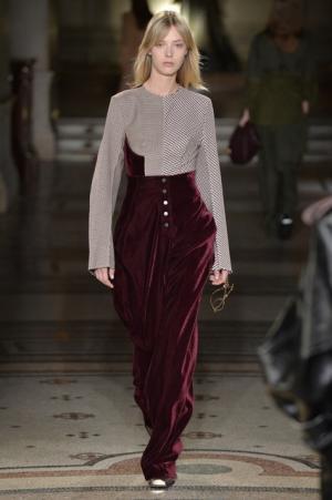 ステラ マッカートニー、シグネチャークラシックを探求する旅路へ【2017-18秋冬ウィメンズ】