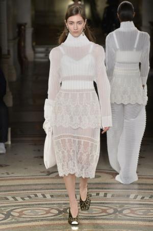 ステラ マッカートニー、シグネチャークラシックを探求する旅路へ【2017-18秋冬ウィメンズ】