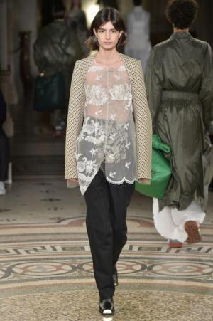 ステラ マッカートニー、シグネチャークラシックを探求する旅路へ【2017-18秋冬ウィメンズ】