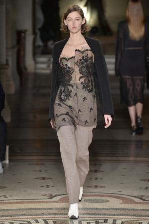 ステラ マッカートニー、シグネチャークラシックを探求する旅路へ【2017-18秋冬ウィメンズ】