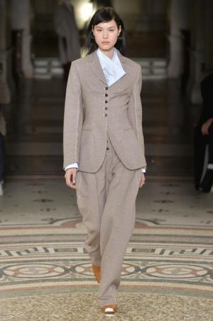 ステラ マッカートニー、シグネチャークラシックを探求する旅路へ【2017-18秋冬ウィメンズ】