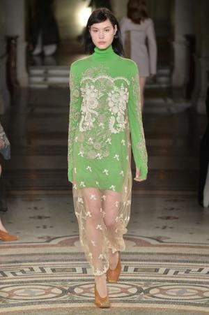 ステラ マッカートニー、シグネチャークラシックを探求する旅路へ【2017-18秋冬ウィメンズ】