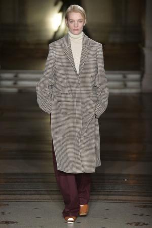 ステラ マッカートニー、シグネチャークラシックを探求する旅路へ【2017-18秋冬ウィメンズ】