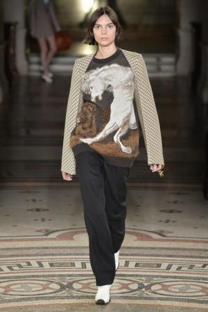 ステラ マッカートニー、シグネチャークラシックを探求する旅路へ【2017-18秋冬ウィメンズ】