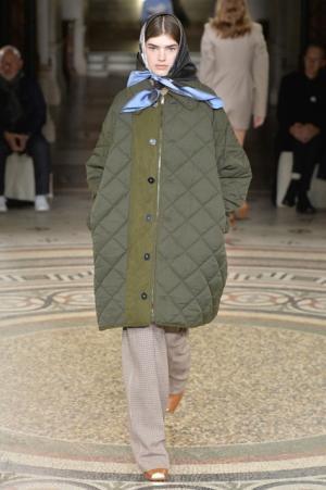 ステラ マッカートニー、シグネチャークラシックを探求する旅路へ【2017-18秋冬ウィメンズ】