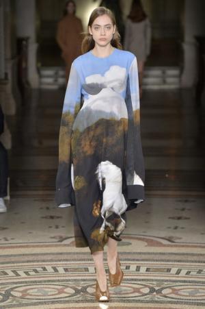 ステラ マッカートニー、シグネチャークラシックを探求する旅路へ【2017-18秋冬ウィメンズ】