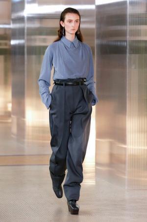 ルメール、ボリュームで遊ぶモダンワードローブ【2017-18秋冬ウィメンズ】