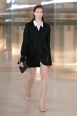 ルメール、ボリュームで遊ぶモダンワードローブ【2017-18秋冬ウィメンズ】