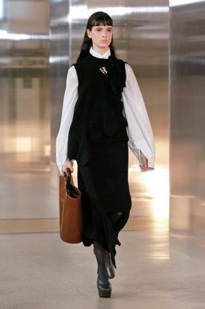 ルメール、ボリュームで遊ぶモダンワードローブ【2017-18秋冬ウィメンズ】