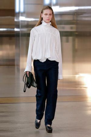 ルメール、ボリュームで遊ぶモダンワードローブ【2017-18秋冬ウィメンズ】
