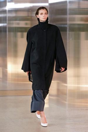 ルメール、ボリュームで遊ぶモダンワードローブ【2017-18秋冬ウィメンズ】