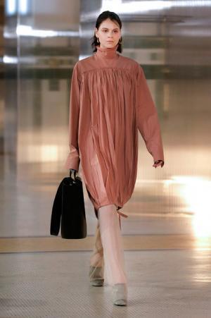 ルメール、ボリュームで遊ぶモダンワードローブ【2017-18秋冬ウィメンズ】